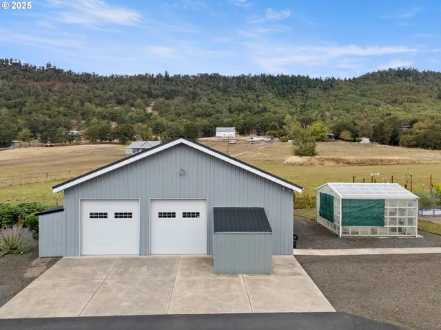 $860,000 | 4321 Happy Valley Road, Roseburg, OR 97471