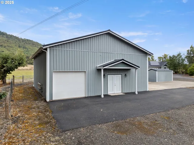$860,000 | 4321 Happy Valley Road, Roseburg, OR 97471