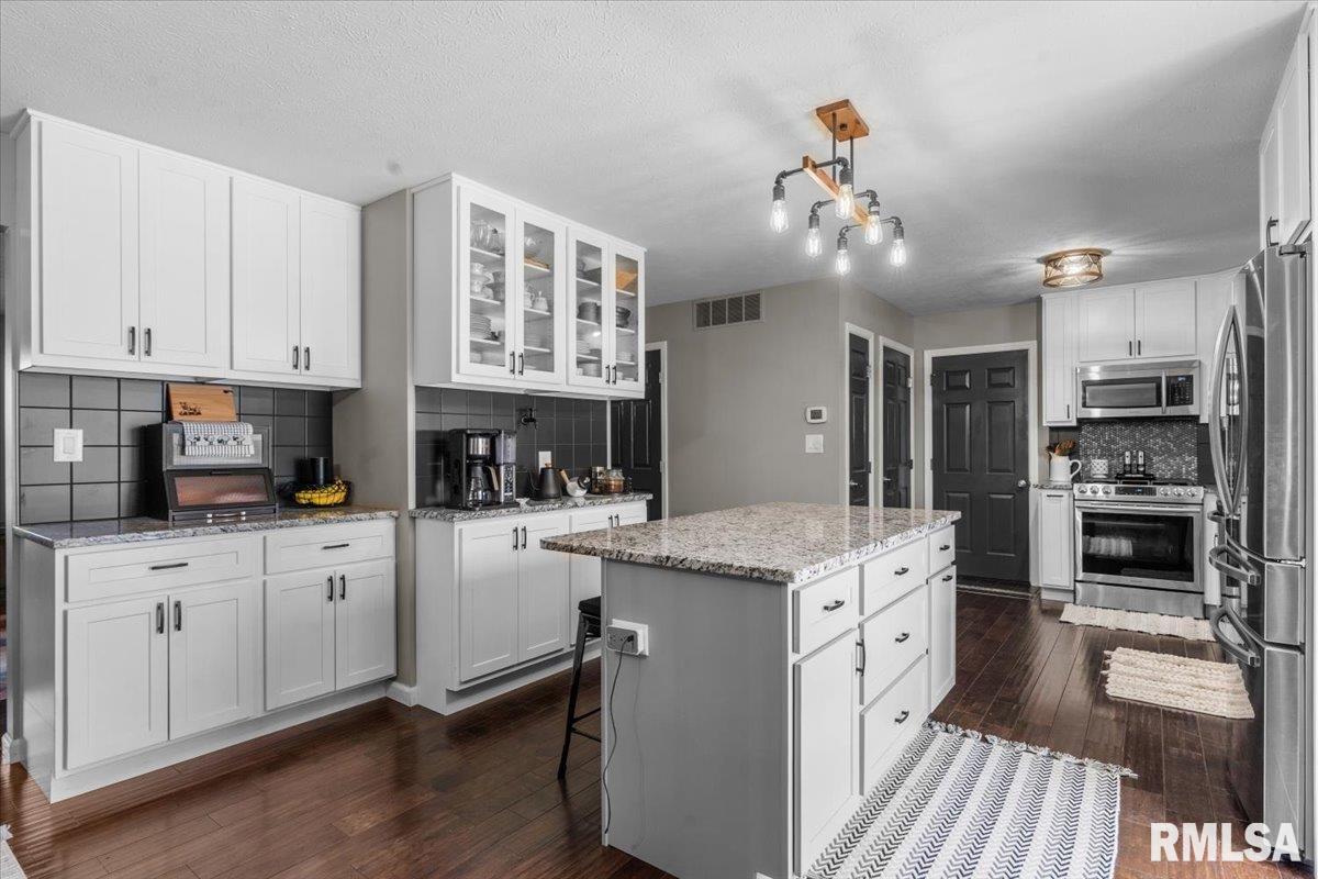 3712 Kerry Boulevard Springfield, IL 62712 - Photo 7 of 60