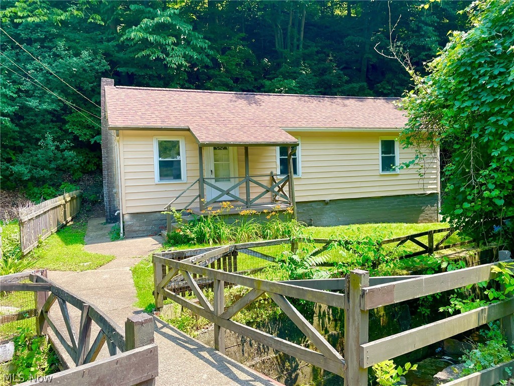 978 Cove Road Weirton, WV 26062 - Photo 2 of 18 View of front of property