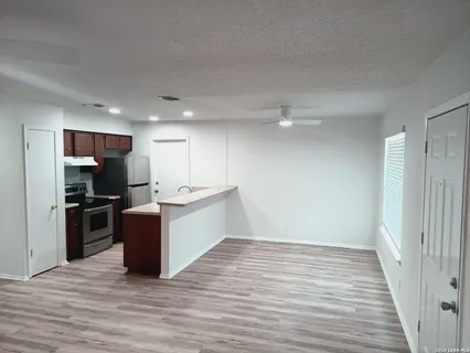 $1,450 | 7526 Valley Oak, Live Oak, TX 78233