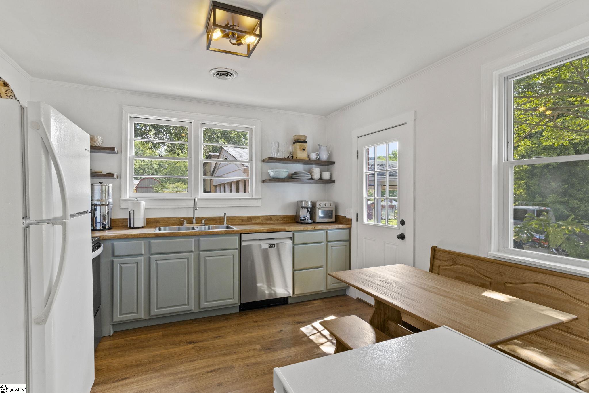1902 Old Parker Road Greenville, SC 29609 - Photo 4 of 24