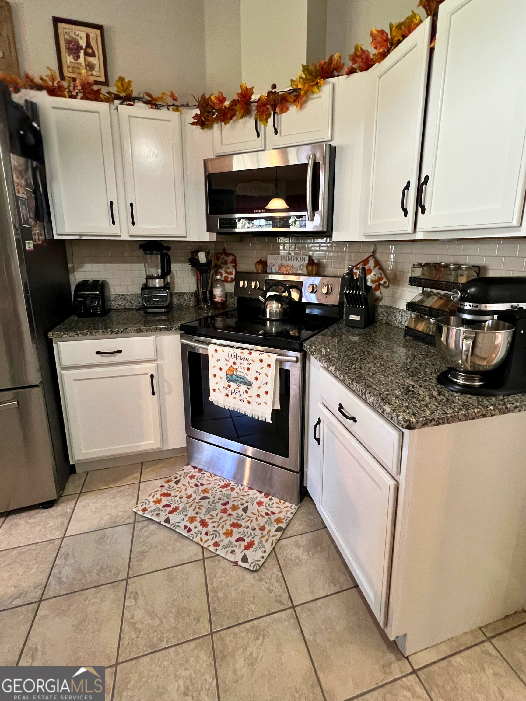 202 Bent Tree Court St. Marys, GA 31558 - Photo 8 of 25 a kitchen with stainless steel appliances granite countertop a sink stove and microwave