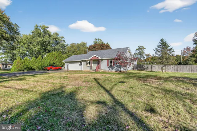 a house view with swimming pool