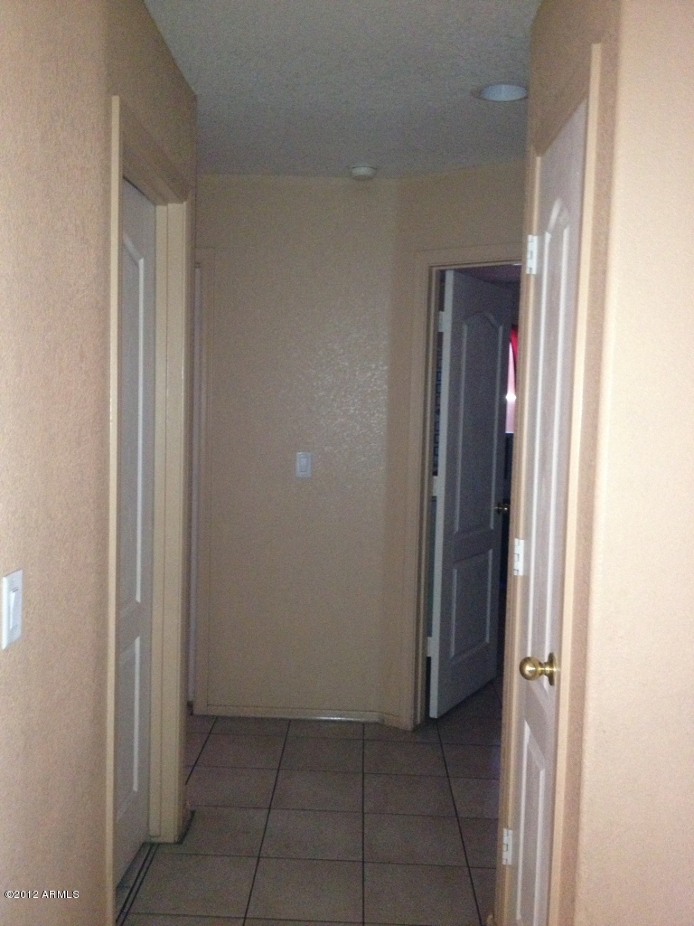 2527 East Wier Avenue Phoenix, AZ 85040 - Photo 7 of 10 Hallway