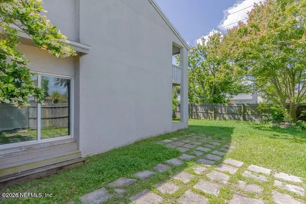a view of yard with green space