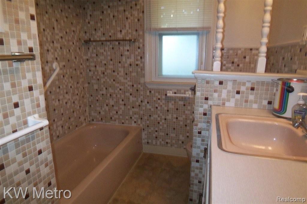 875 East Square Lake Road Troy, MI 48085 - Photo 4 of 9 Bathroom 2.jpg