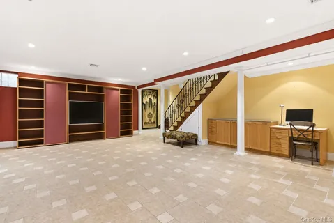 $4,345,000 | 2 Shore Drive, Manhasset, NY 11030