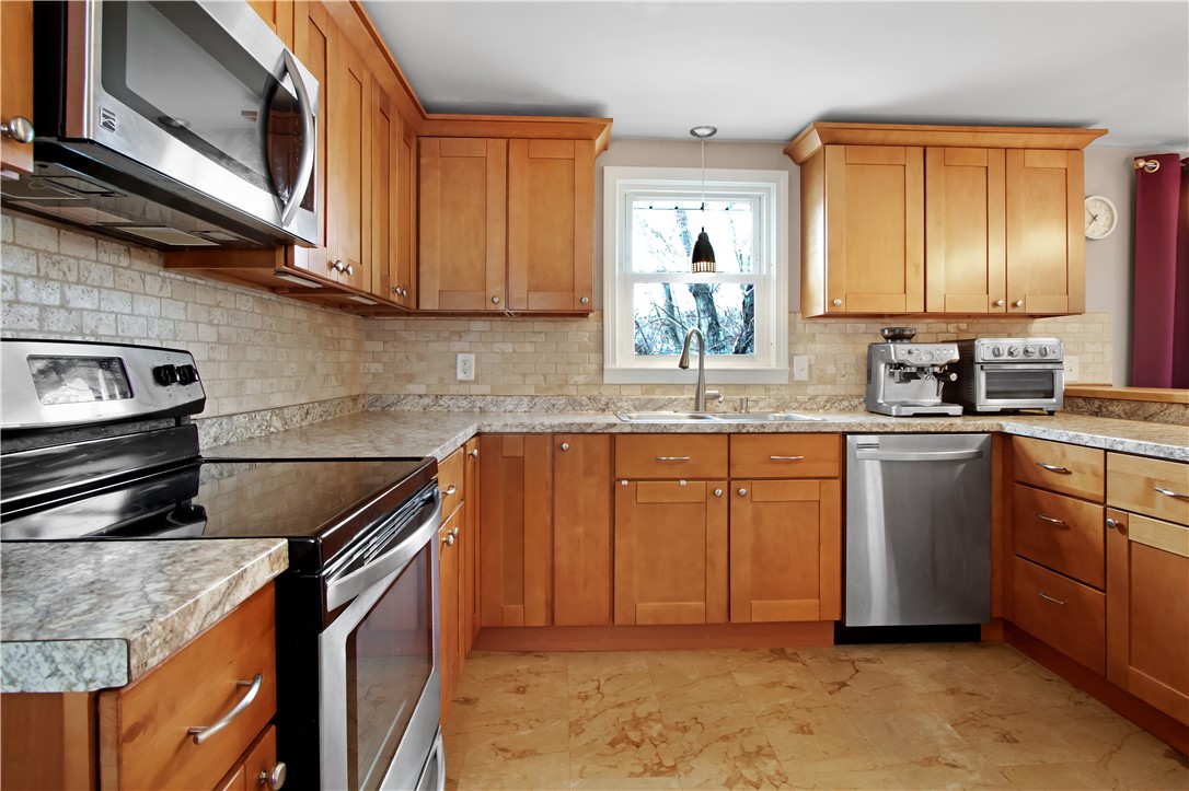 25 Caverly Street Warwick, RI 02886 - Photo 5 of 26