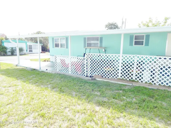a view of a house with backyard and a garden
