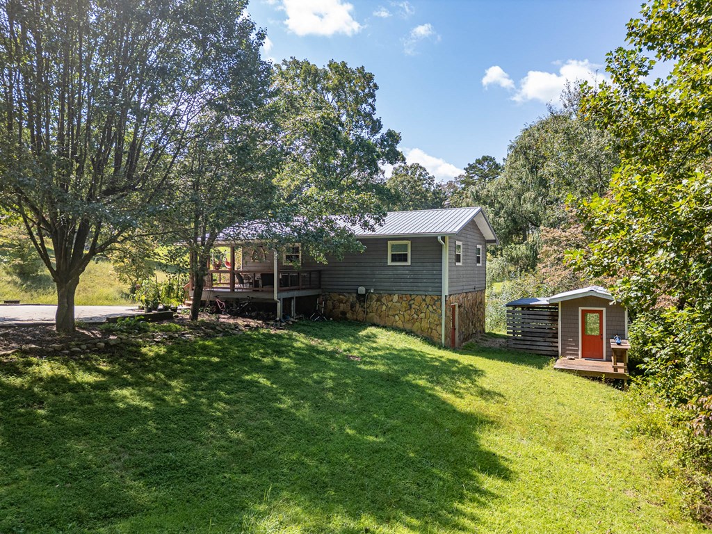 264 Tommy's Lane Murphy, NC 28906 - Photo 39 of 53 a view of a house with backyard and sitting area