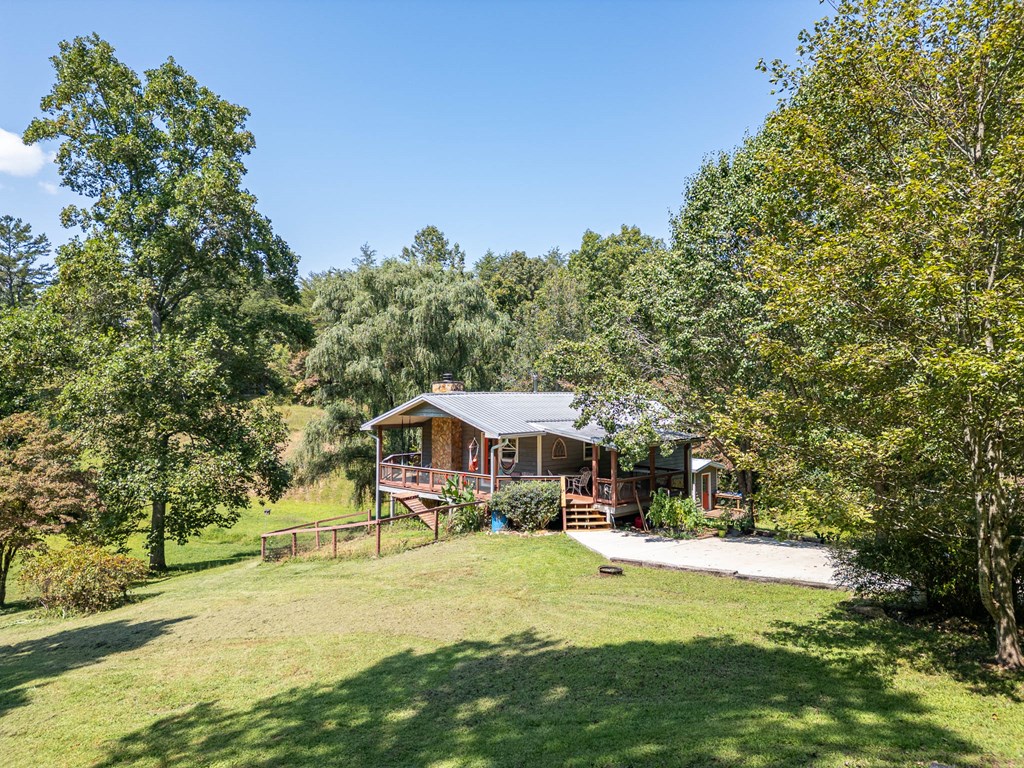 264 Tommy's Lane Murphy, NC 28906 - Photo 45 of 53 a swimming pool with outdoor seating and yard