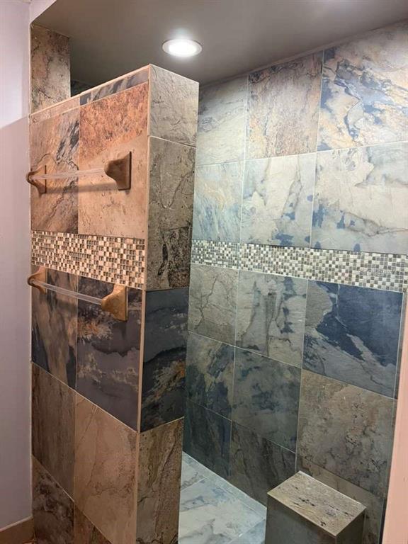 417 Greenfield Road Winter Haven, FL 33884 - Photo 13 of 15 a bathroom with a shower
