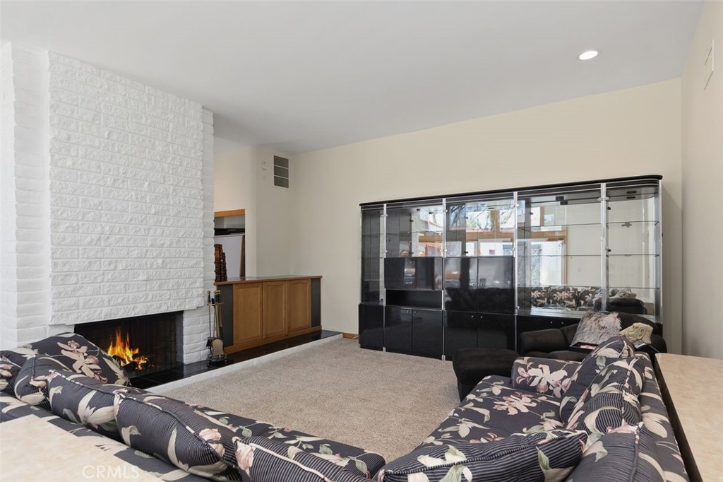 63 Seton Road Irvine, CA 92612 - Photo 8 of 50 Gallery Image 8