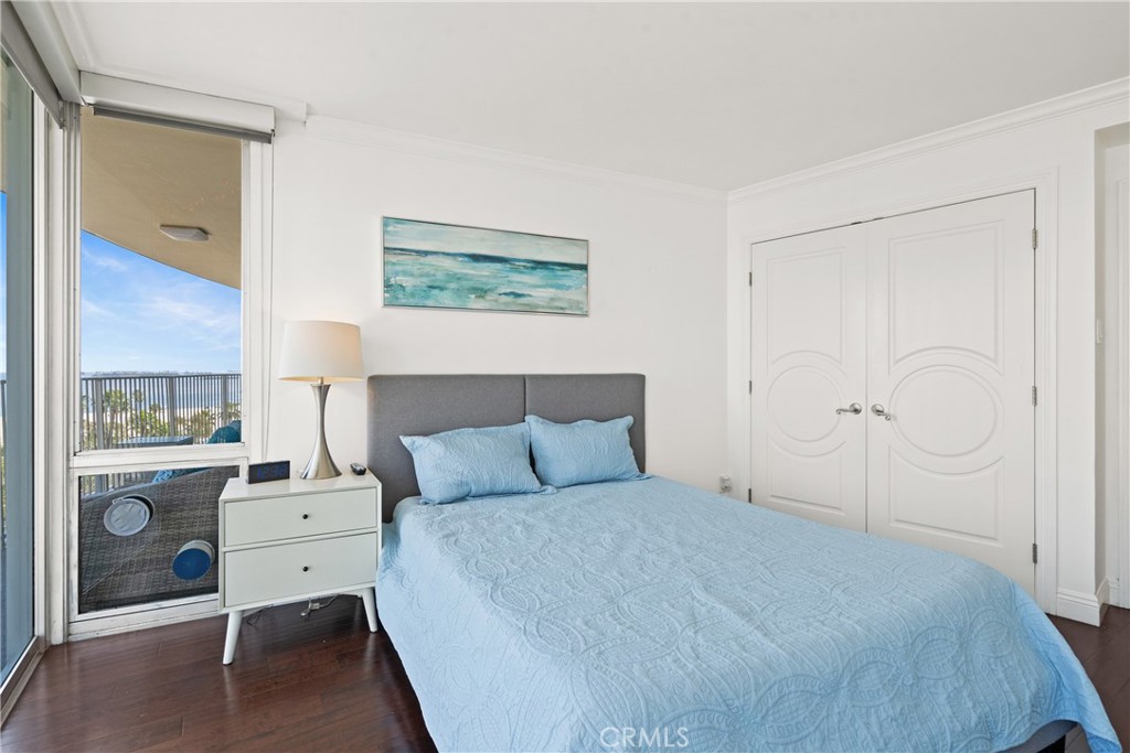 700 East Ocean Boulevard, Unit 1104 Long Beach, CA 90802 - Photo 28 of 47 a bedroom with a bed and a painting on the wall