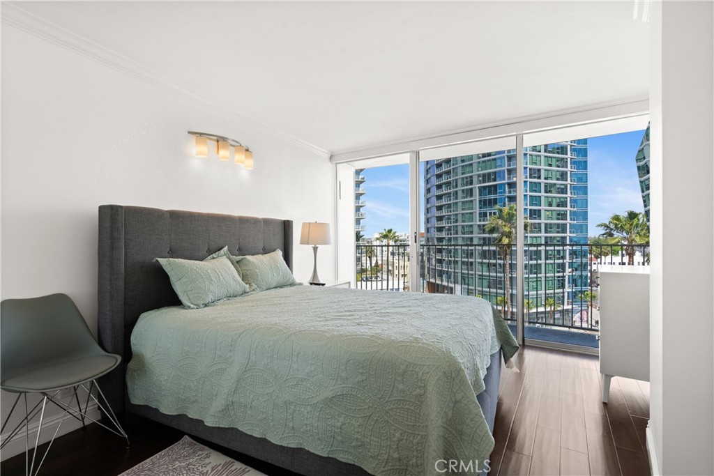 700 East Ocean Boulevard, Unit 1104 Long Beach, CA 90802 - Photo 29 of 47 a bedroom with a bed and a window