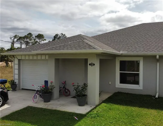 a view of a house with yard and sitting space