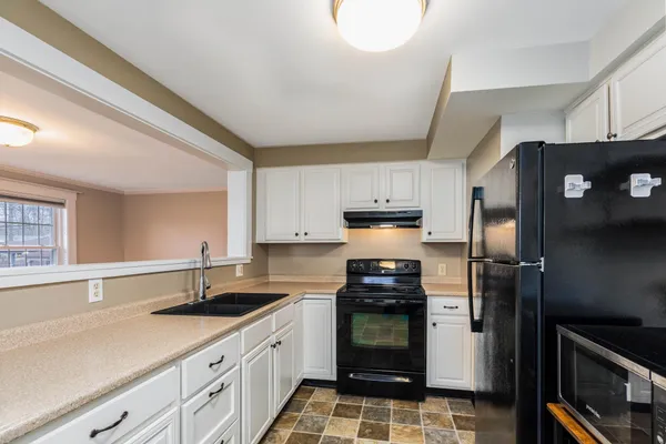 $2,200 | 709 Central Avenue, Unit 4, Dover, NH 03820