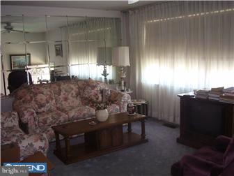 3542 Kyle Road Philadelphia, PA 19154 - Photo 2 of 12 Living Room