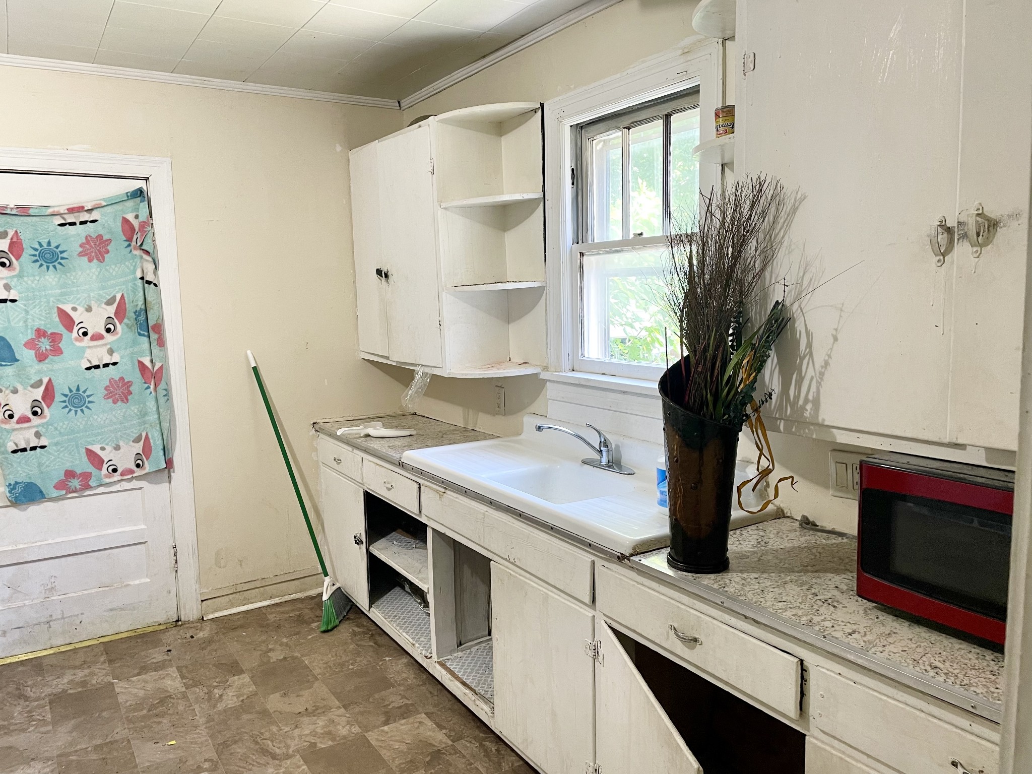 165 Morrison Street Gallatin, TN 37066 - Photo 4 of 6 a view of kitchen island with furniture and wooden floor