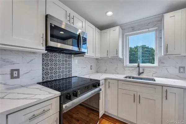 $2,995 | 177 Waverly Avenue, Unit SECOND, Patchogue, NY 11772