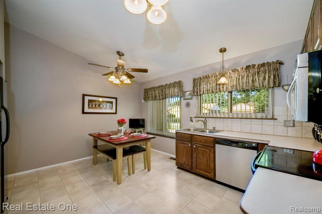 2229 Flanders Drive Rochester Hills, MI 48307 - Photo 10 of 34