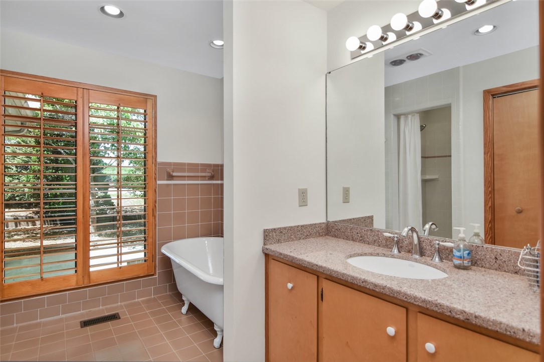 518 Turtle Head Drive Salem, SC 29676 - Photo 20 of 44 Master Bath