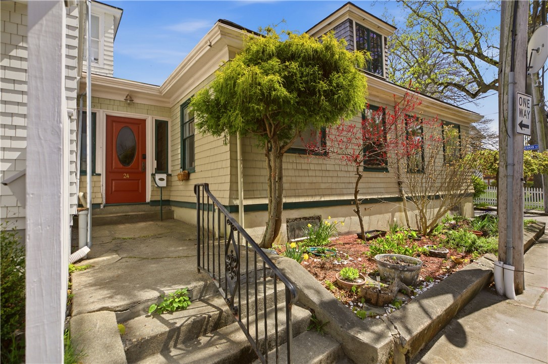24 Spring Street Newport, RI 02840 - Photo 3 of 27