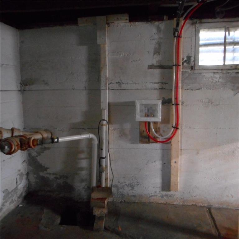 33 Townsend Road Augusta, ME 04330 - Photo 20 of 23 Washer & dryer hook up