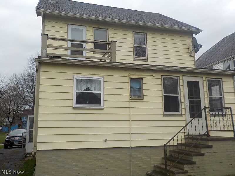 890 Helmsdale Road Cleveland Heights, OH 44112 - Photo 2 of 16