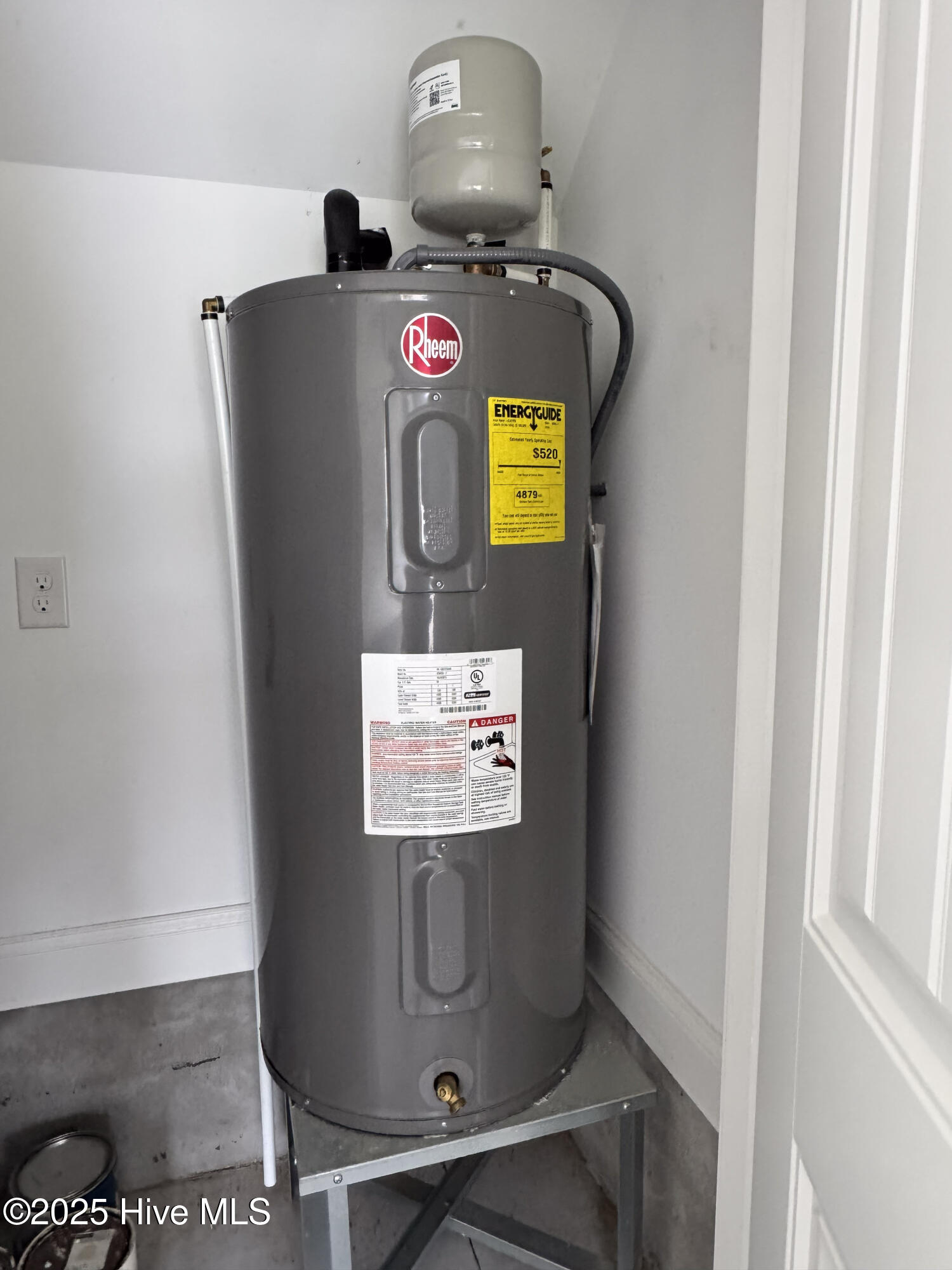 107 Neptune Court Havelock, NC 28532 - Photo 20 of 26 located in garage closet