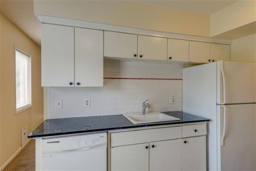 1900 Richard Jones Road, Unit V2 Nashville, TN 37215 - Photo 5 of 23 a kitchen with appliances cabinets and a sink