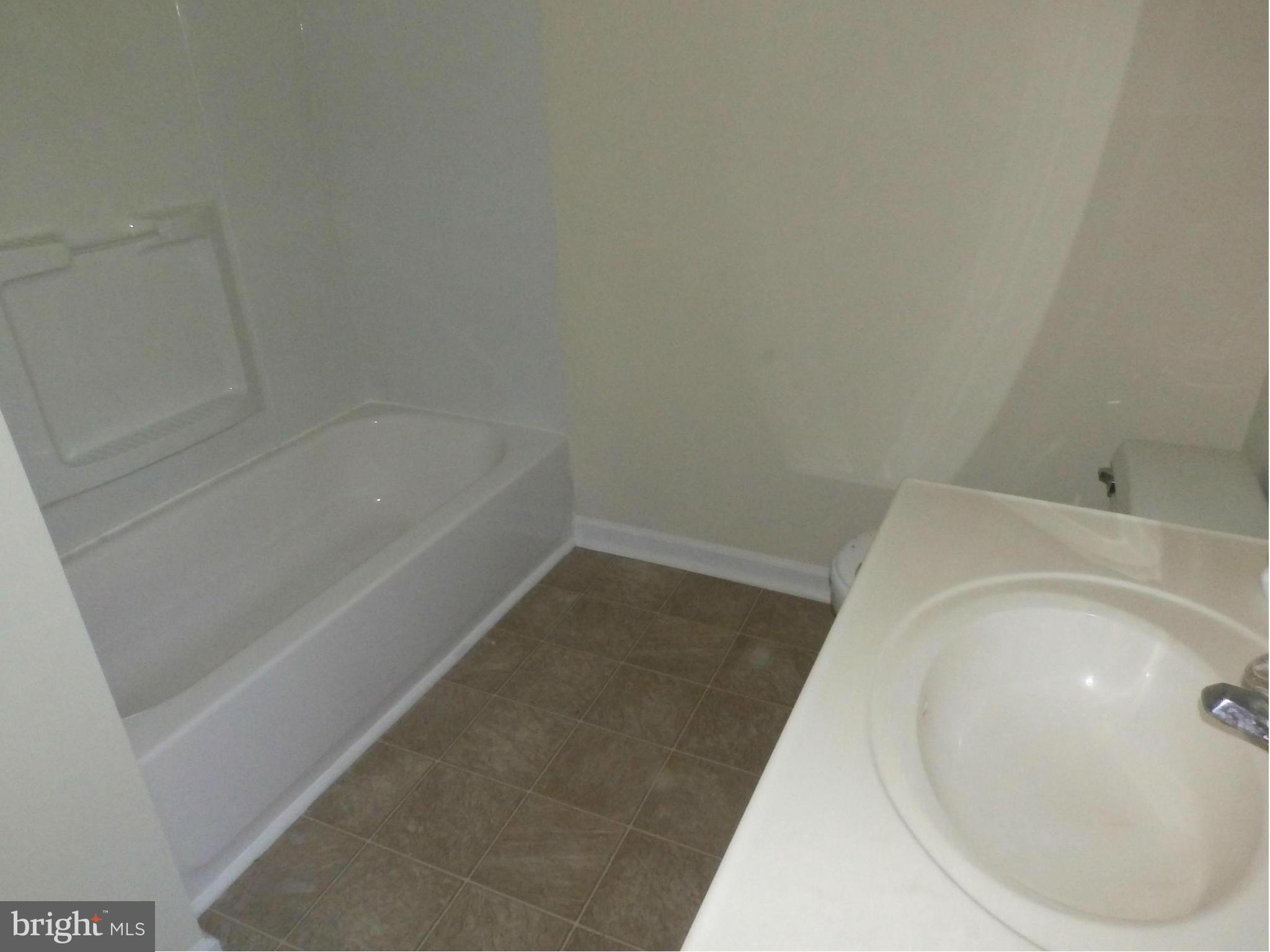 5250 Hoffmanville Road Manchester, MD 21102 - Photo 17 of 29 a bathroom with a tub