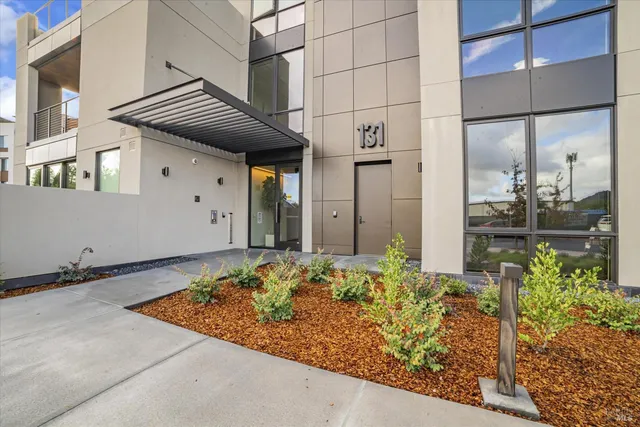 $899,000 | 131 Sawmill Circle, Unit 203, Healdsburg, CA 95448