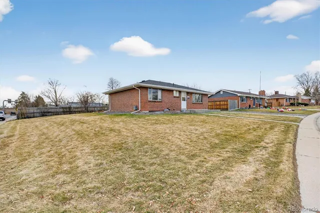 a view of a house with a yard