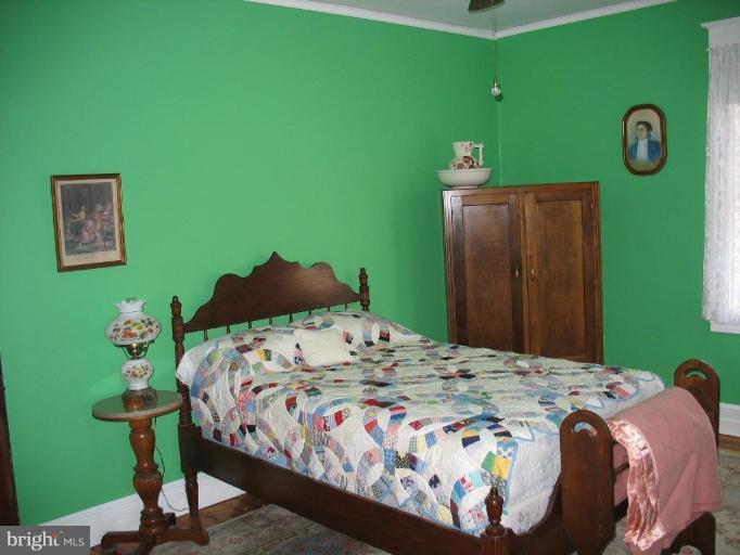 5103 Woodside Road Baltimore, MD 21229 - Photo 18 of 30 a bedroom with a bed and a window