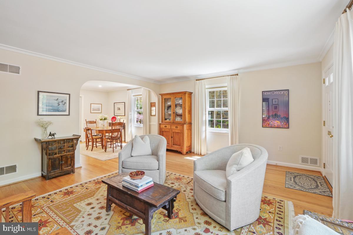 409 Hamilton Avenue Silver Spring, MD 20901 - Photo 5 of 46 bright living room