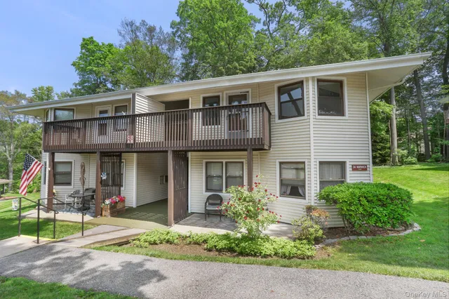 $379,900 | 34 Warwick Place, Unit D, Yorktown Heights, NY 10598
