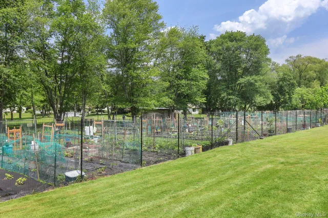 $379,900 | 34 Warwick Place, Unit D, Yorktown Heights, NY 10598