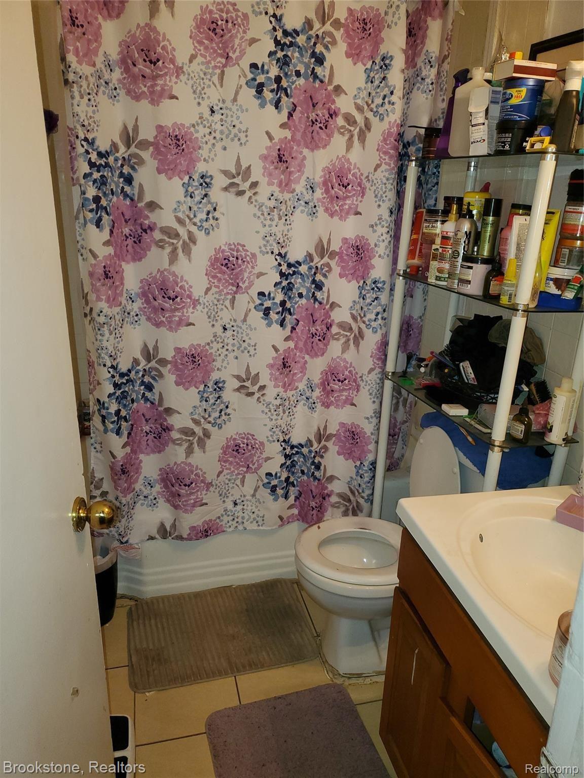 655 Shadowlawn Street Inkster, MI 48141 - Photo 5 of 12 Bathroom .jpg