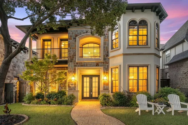a house view with a outdoor space