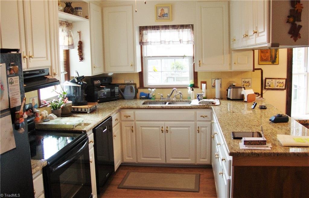 6550 Hunt Road Pleasant Garden, NC 27313 - Photo 6 of 26 Kitchen with granite counter tops.