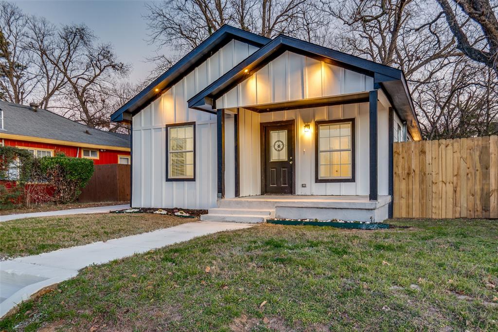 3242 Pine Street Dallas, TX 75215 - Photo 2 of 25 a front view of house with yard