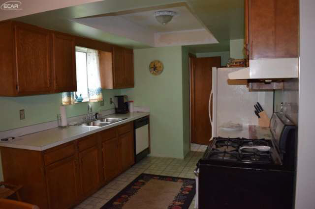 4048 North Genesee Road Flint, MI 48506 - Photo 5 of 18 21147449-4.JPG