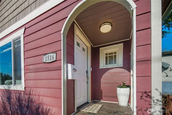 $729,950 | 1516 South Bennett Street, Seattle, WA 98108