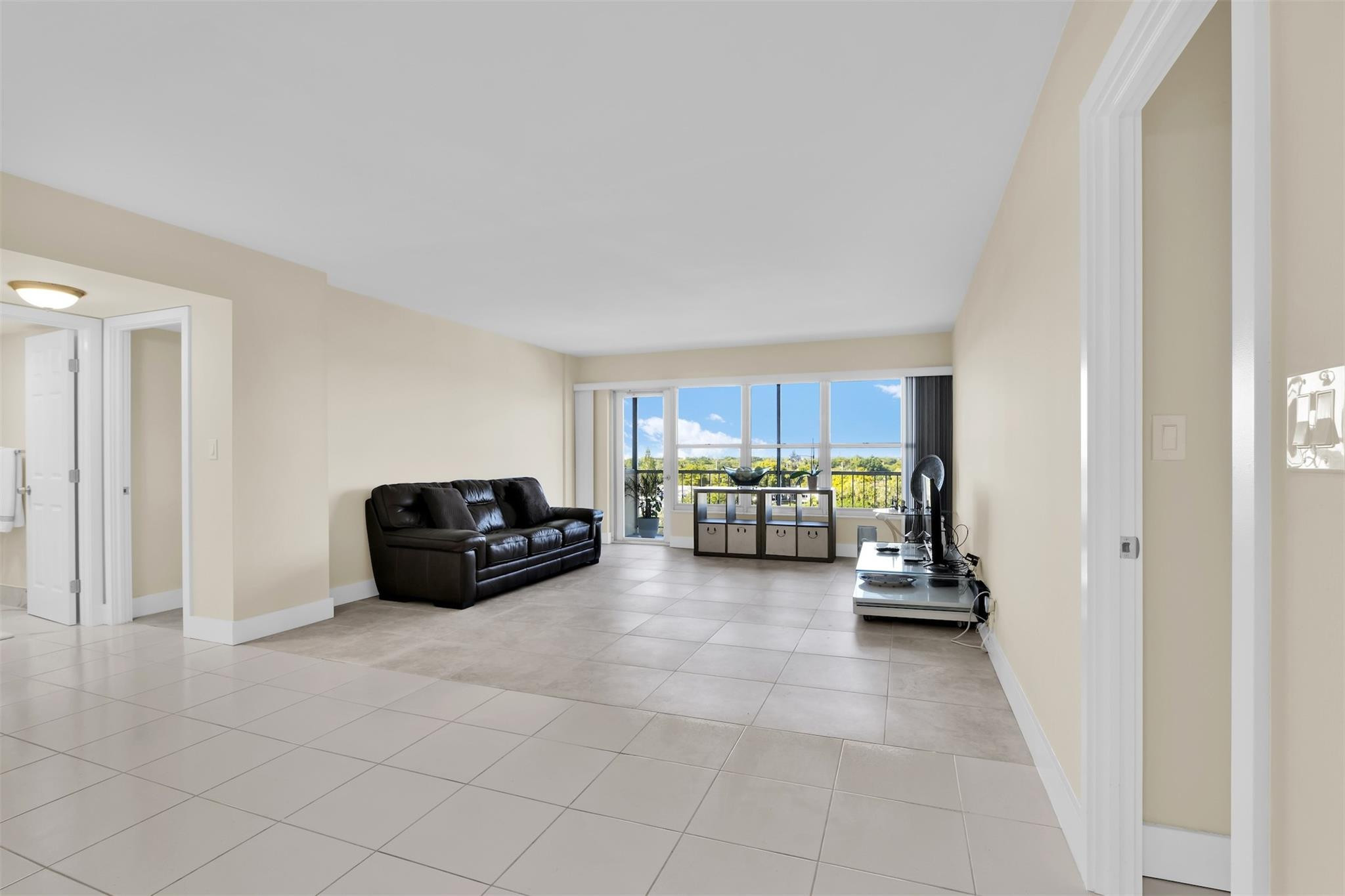 10777 West Sample Road, Unit 711 Coral Springs, FL 33065 - Photo 11 of 45 a living room with furniture and a flat screen tv