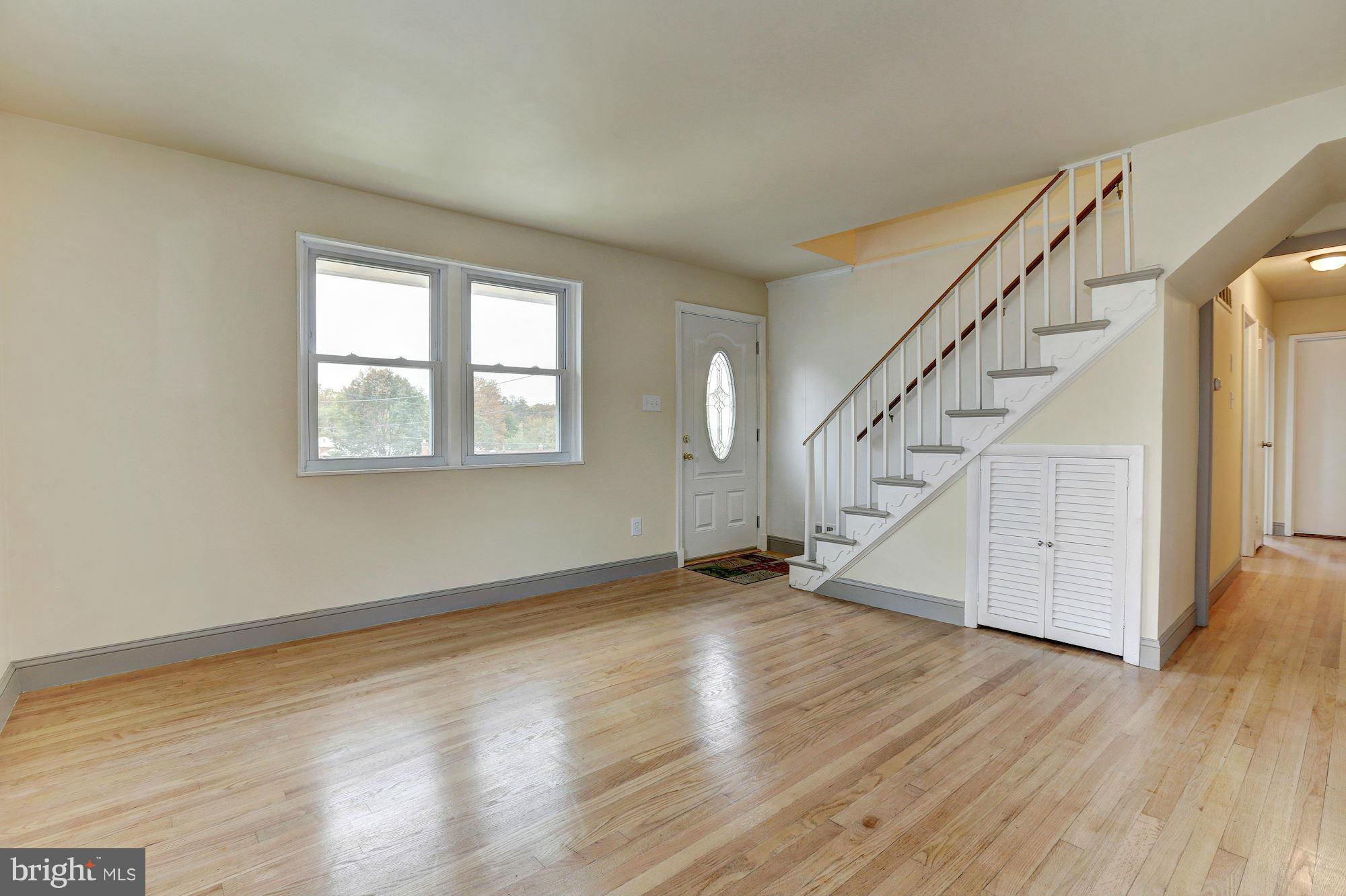 927 Gabel Court Silver Spring, MD 20901 - Photo 3 of 27 Living Room
