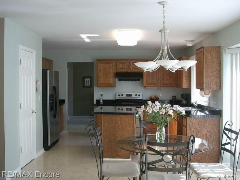 706 Dakota Court Rochester, MI 48307 - Photo 11 of 21 BREAKFAST NOOK/KITCHEN