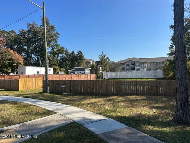 a view of a backyard