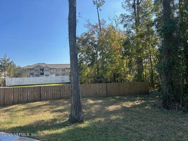a view of a back yard